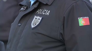 Homem ataca mulher na rua com arma no Porto