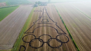 Artista italiano cria  Torre Eiffel num campo agrícola para celebrar os Jogos Olímpicos de Paris 