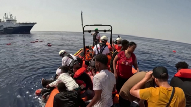 Vídeo dramático mostra dezenas de migrantes resgatados de um barco sobrelotado 