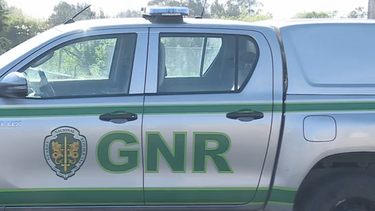 "Passa para cá as notas": Encapuzado com máscara cirúrgica assalta loja de posto de combustível na Feira