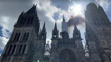 Incêndio consome catedral de Rouen em França 