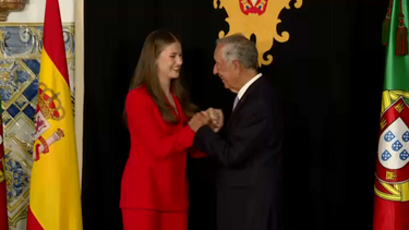 Princesa Leonor recebida com honras militares em Belém