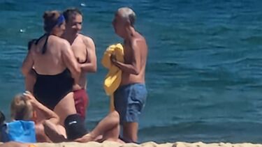 Marcelo Rebelo de Sousa joga à bola na praia com crianças