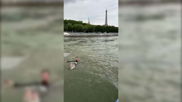 Ministra francesa do Desporto nada no rio Sena para provar que está em condições para os Jogos Olímpicos