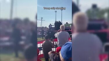 O ataque a Donald Trump filmado da parte de trás do palco do comício