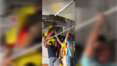 Adeptos sobem pelas condutas de ar para entrar no estádio onde era disputada a final da Copa América