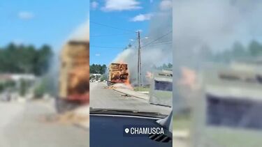 Camião com fardos de palha em chamas na Chamusca