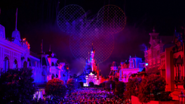 Drones do Rato Mickey iluminam o céu de Paris 