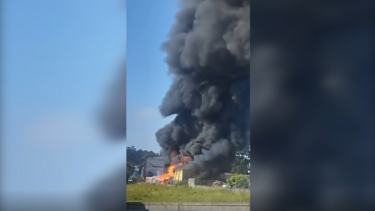 Incêndio deflagra em armazém de plástico na Folgosa