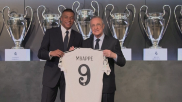 Mbappé assina contrato com o Real Madrid e recebe a camisola número 9 