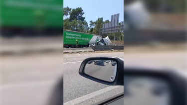 Camião despista-se, entra em contramão e corta circulação na A2 no Seixal