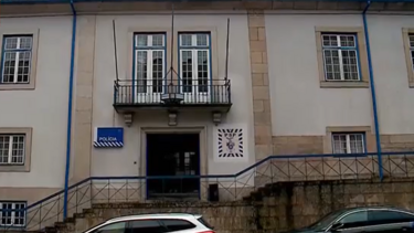 Jovem encapuzado ameaça com faca de cozinha funcionária de loja em Viseu