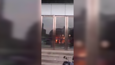 Pelo menos oito mortos em incêndio num centro comercial de 14 andares na China