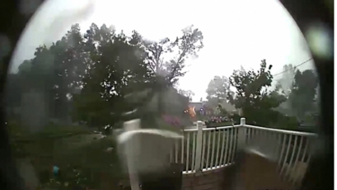 Câmara capta momento em que tornado atinge habitação