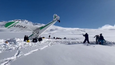 Aeronave resgatada com sucesso após aterragem de emergência em montanha coberta de neve na Argentina