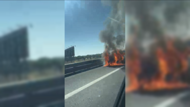Carrinha destruída pelas chamas na A1 em Torres Novas