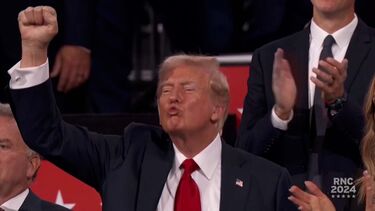 Trump manda beijo a Hulk Hogan após discurso fervoroso do wresteler