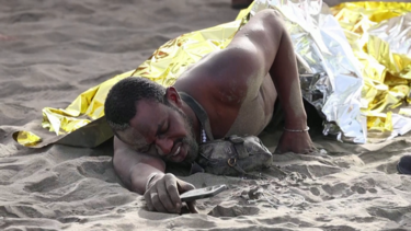 Imagens impressionantes mostram migrantes exaustos a chegar à ilha de Gran Canária