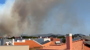 Incêndio em Alcabideche ameaça habitações