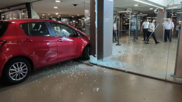 Carro abalroa entrada subterrânea do centro comercial Forum Algarve