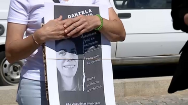 Revolta e dor em vigília por mulher assassinada pelo ex-companheiro