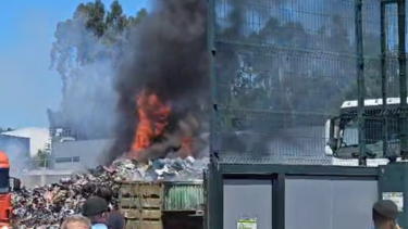 Incêndio industrial consome parque de sucata em Santa Maria da Feira