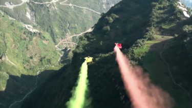 Paraquedistas vestidos com ‘wingsuit’ impressionam espectadores com acrobacias no ar