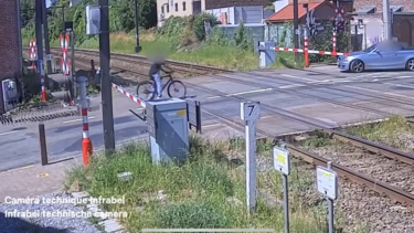 Ciclista escapa por um triz de ser colhido por comboio