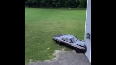 Presidente do UFC falha entrada na garagem e destrói 'muscle car'