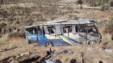 Nove mortos em queda de autocarro de penhasco de mais de 200 metros no Peru
