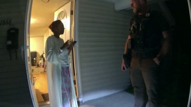 Polícia revela vídeo que mostra agente a disparar contra mulher negra durante pedido de socorro nos EUA 