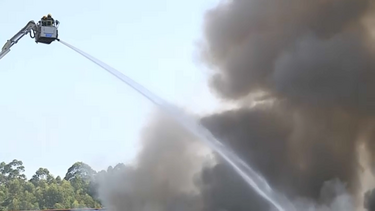 Incêndio no exterior de empresa de plástico na Trofa mobiliza mais de 50 operacionais