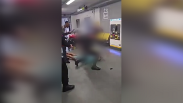 Polícia de Manchester suspenso por pontapear e pisar cabeça de suspeito