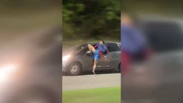 Homem tenta roubar telemóvel a condutor e fica preso na janela de carro em andamento