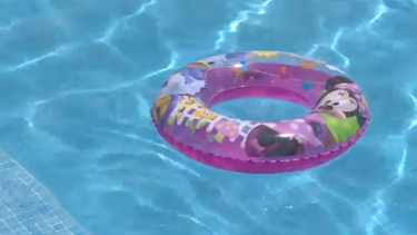 Bebé portuguesa que morreu afogada numa piscina insuflável em França tinha completado primeiro aniversário há 17 dias