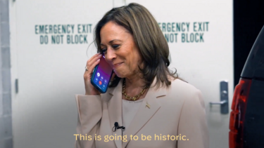 Kamala Harris em chamada com Barack e Michelle Obama