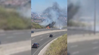 Incêndio deflagra em carro no IC16 na Amadora e propaga-se para o mato
