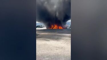 Oito carros ardem em incêndio num armazém em Matosinhos