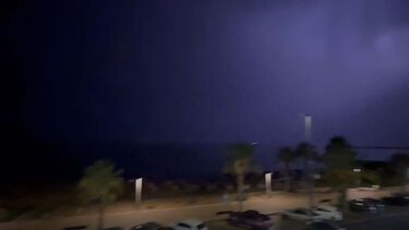 Chuva e trovoada em noite tropical em Quarteira