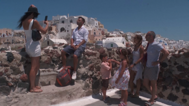 Santorini enche-se de turistas e os habitantes locais pedem um limite 
