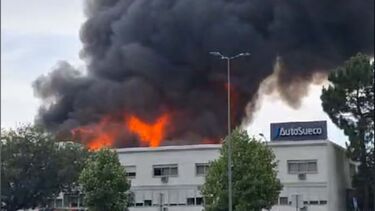 Novas imagens mostram incêndio de grandes dimensões que consome Auto Sueco na zona industrial do Porto