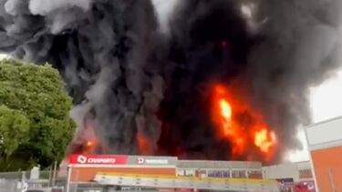 Incêndio de grandes dimensões consome Auto Sueco na zona industrial do Porto