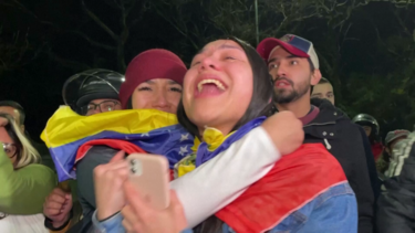 Venezuelanos na Argentina alegam fraude nas eleições e protestam à porta da embaixada