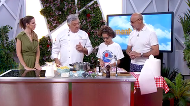 Júlio Fernandes e o neto Simão ensinam a confecionar bacalhau à brás  