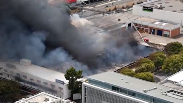 Imagens de drone mostram destruição durante incêndio na empresa Auto Sueco 