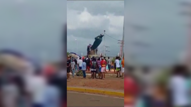 Manifestantes derrubam estátua de Hugo Chávez na Venezuela 