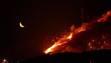 Bombeiros gregos lutam durante a noite para manter fogo longe das aldeias 