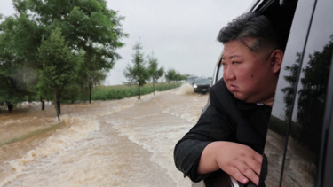 Kim Jong Un visita áreas inundadas perto da fronteira da Coreia do Norte com a China 
