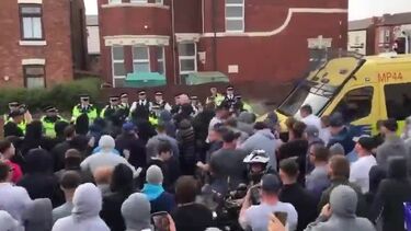 Motins nas ruas da cidade britânica onde menina portuguesa e duas colegas foram mortas à facada 