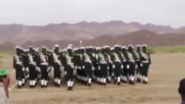 Momento em que drone atinge a base do exército do Sudão durante cerimónia de graduação 